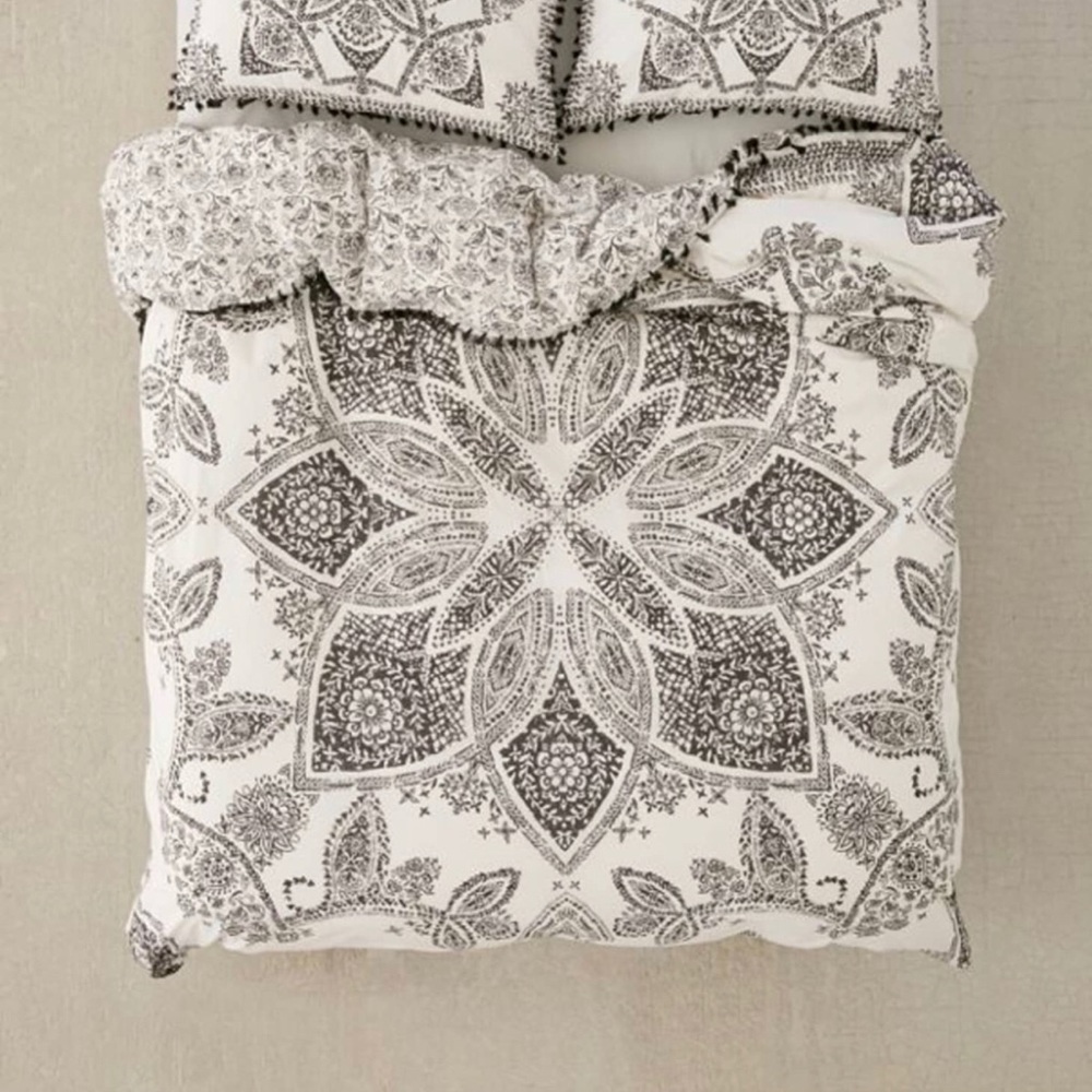 Urban Outfitters Valda woodblock medallion duvet cover- queen